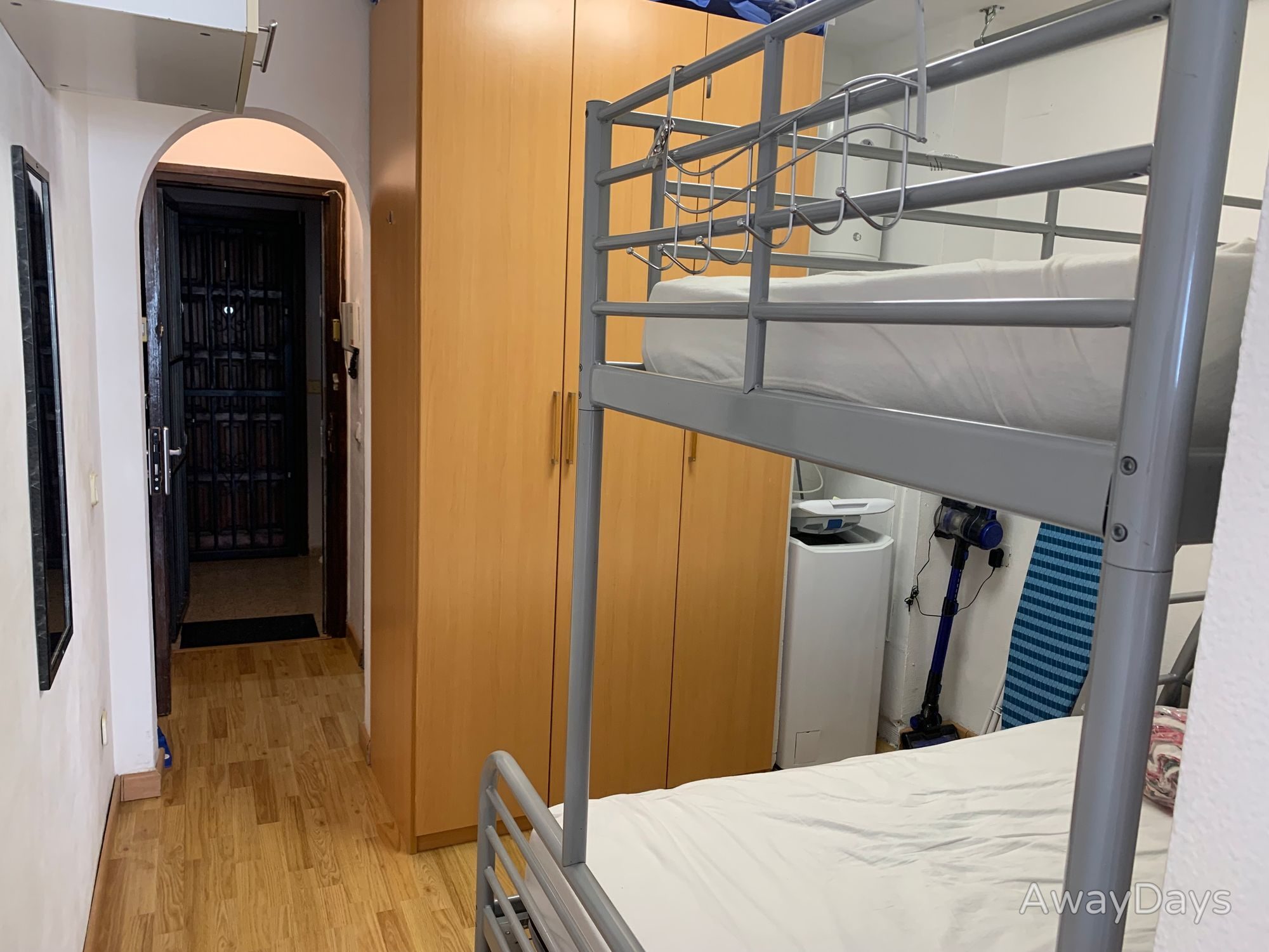 Zona dormitorio con armarios