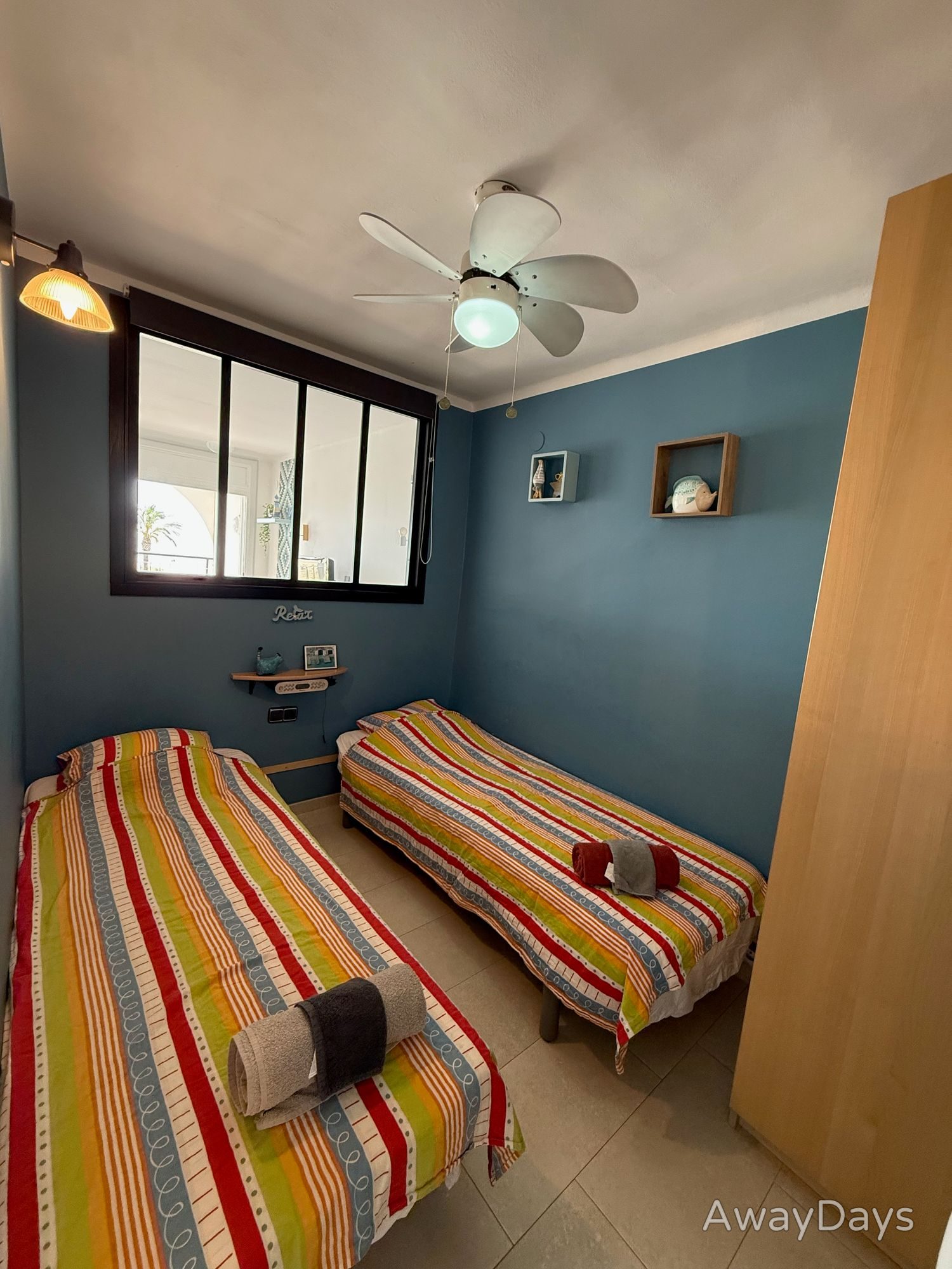 Dormitorio con dos camas individuales