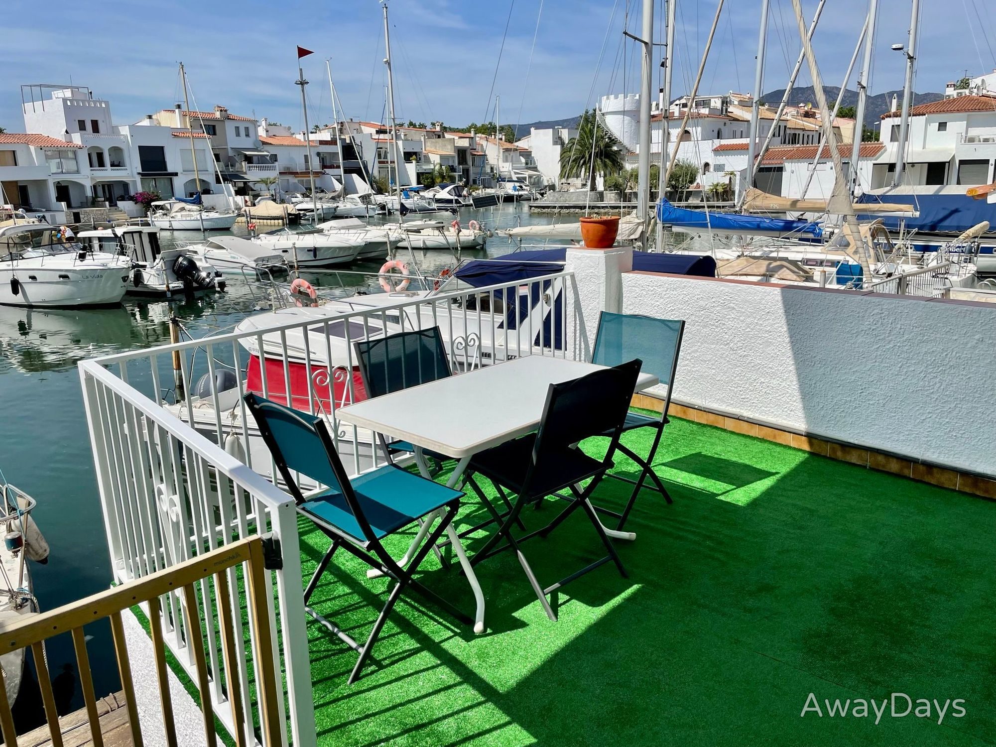 Terraza con vista al canal